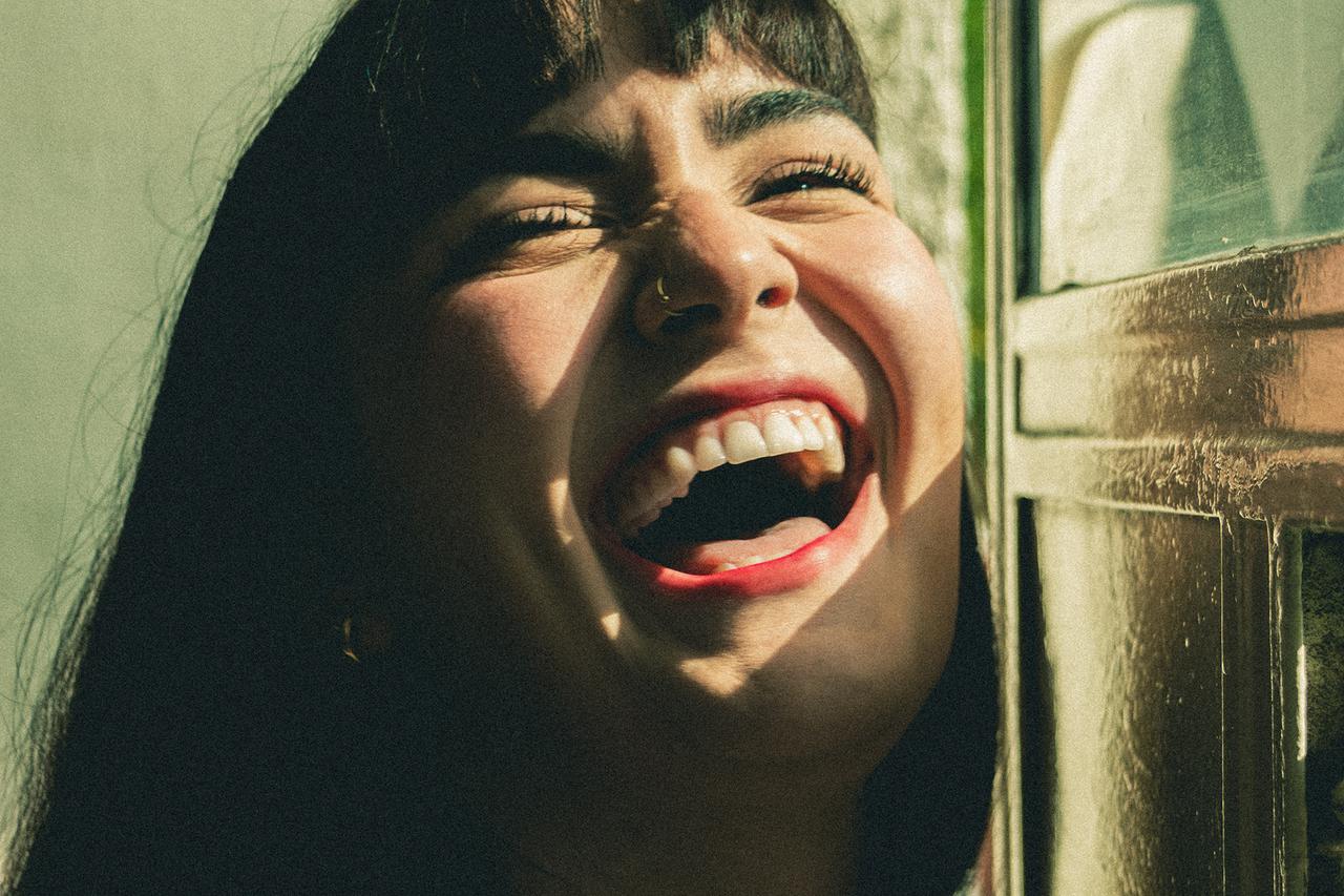 Стоматолог перечислил противопоказания к отбеливанию зубов