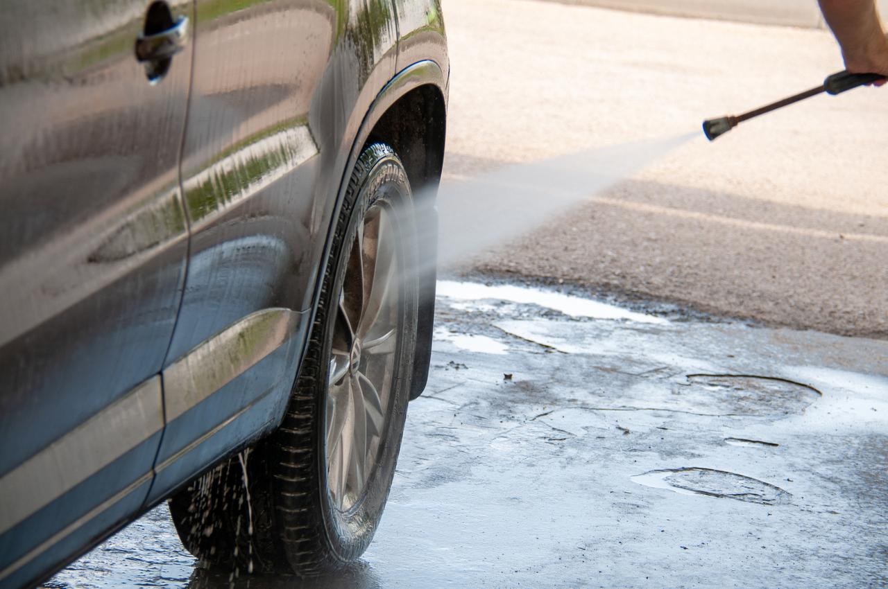 Автоэксперт дал водителям советы по самостоятельной мойке машины