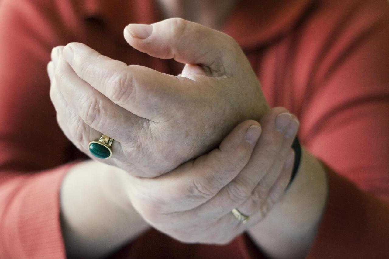 Доктор Мясников назвал неочевидные причины болей в суставах