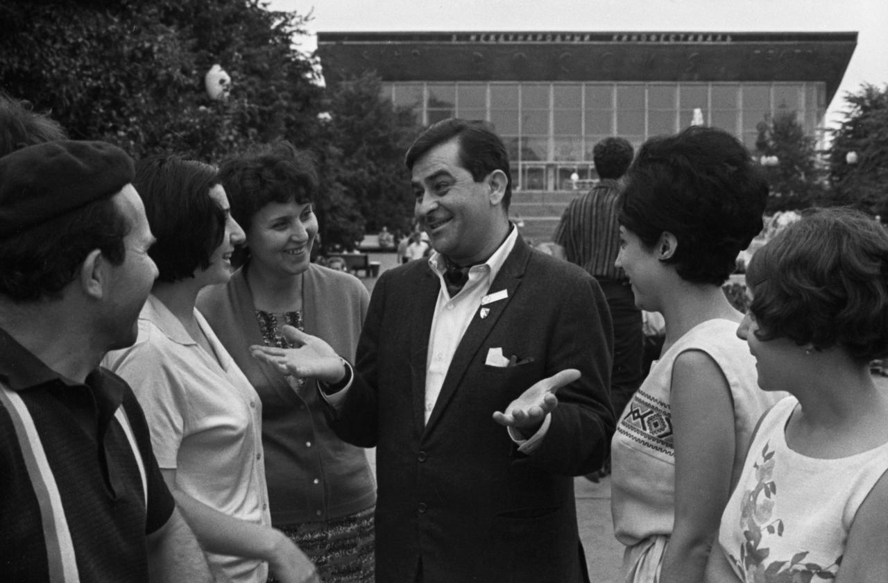 «Вся страна тогда влюбилась в Раджа Капура». Как индийские слоны, кино и танцы стали частью российской жизни