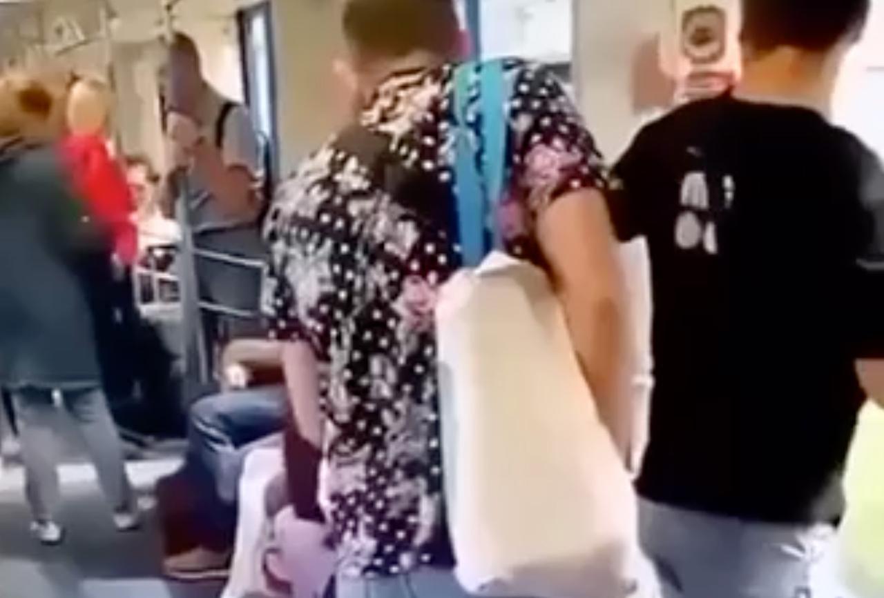 В московском метро женщина отчитала мужчину за ношение шорт и попала на видео