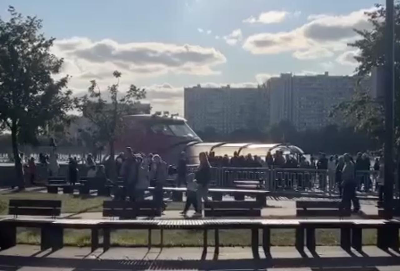 Огромная очередь на новый бесплатный речной маршрут в Москве попала на видео