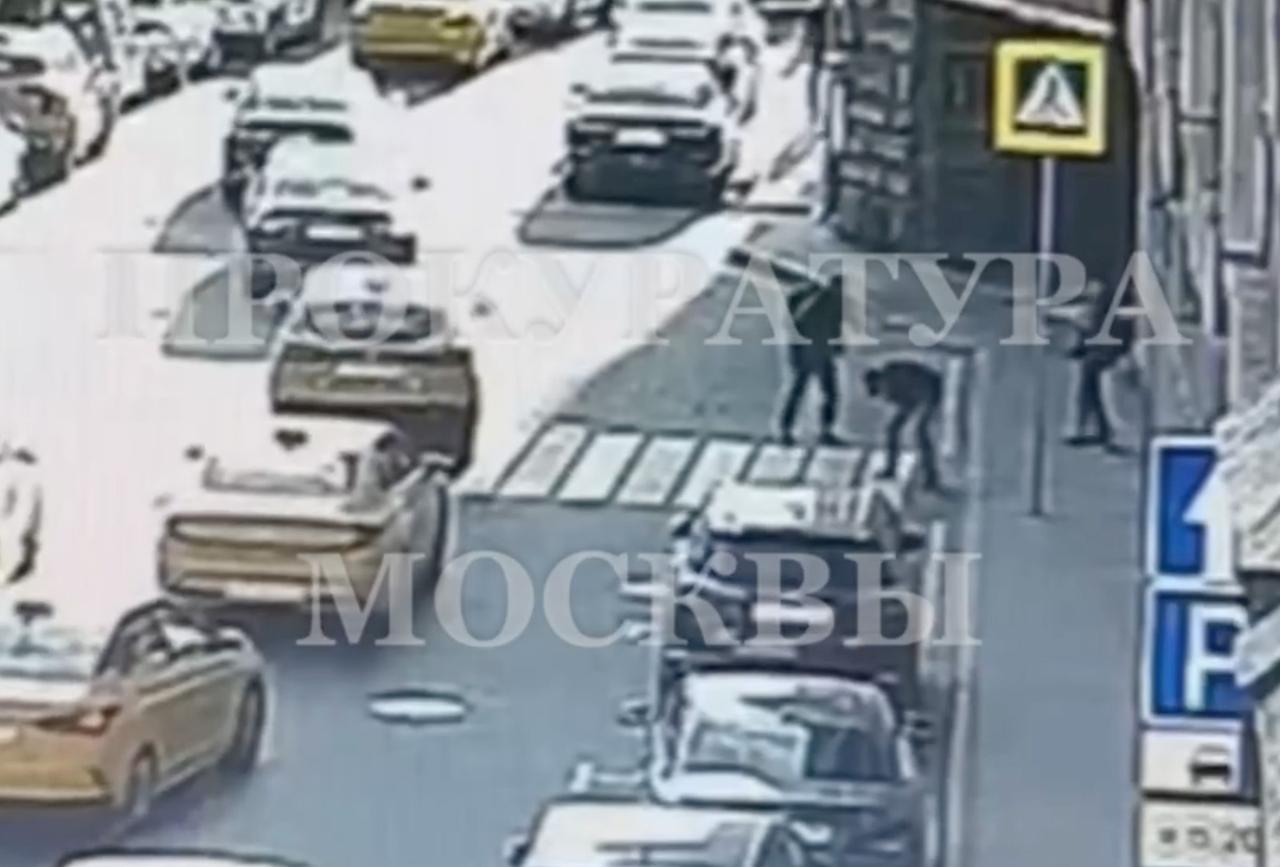 60-летний мужчина напал с ножом на прохожего в центре Москвы и попал на видео