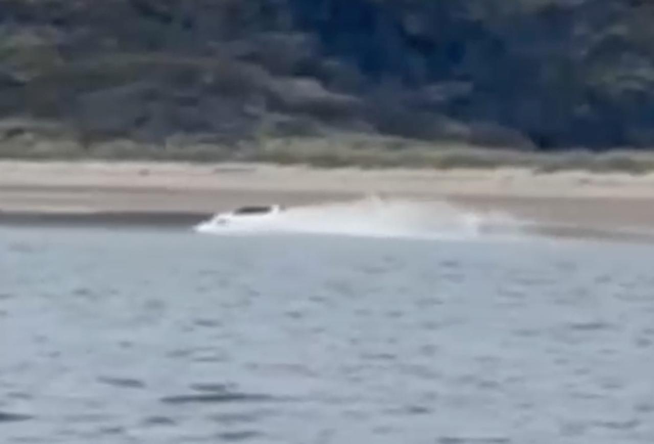 Кульбит автомобиля с москвичами на пляже в Териберке попал на видео