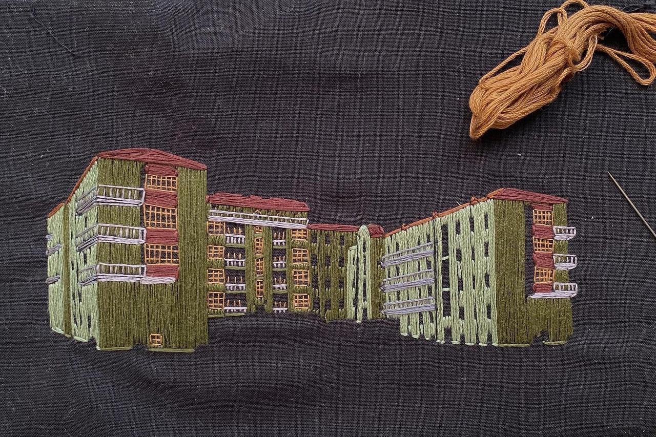 Вышивающий столичные здания москвич назвал причины появления своего хобби