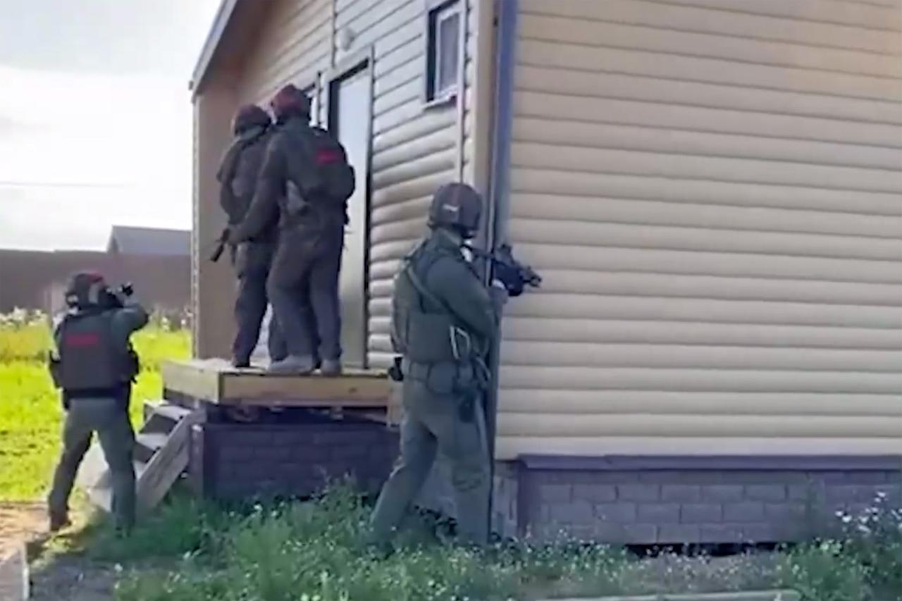 Штурм спецназом подмосковного дома с заложницей попал на видео