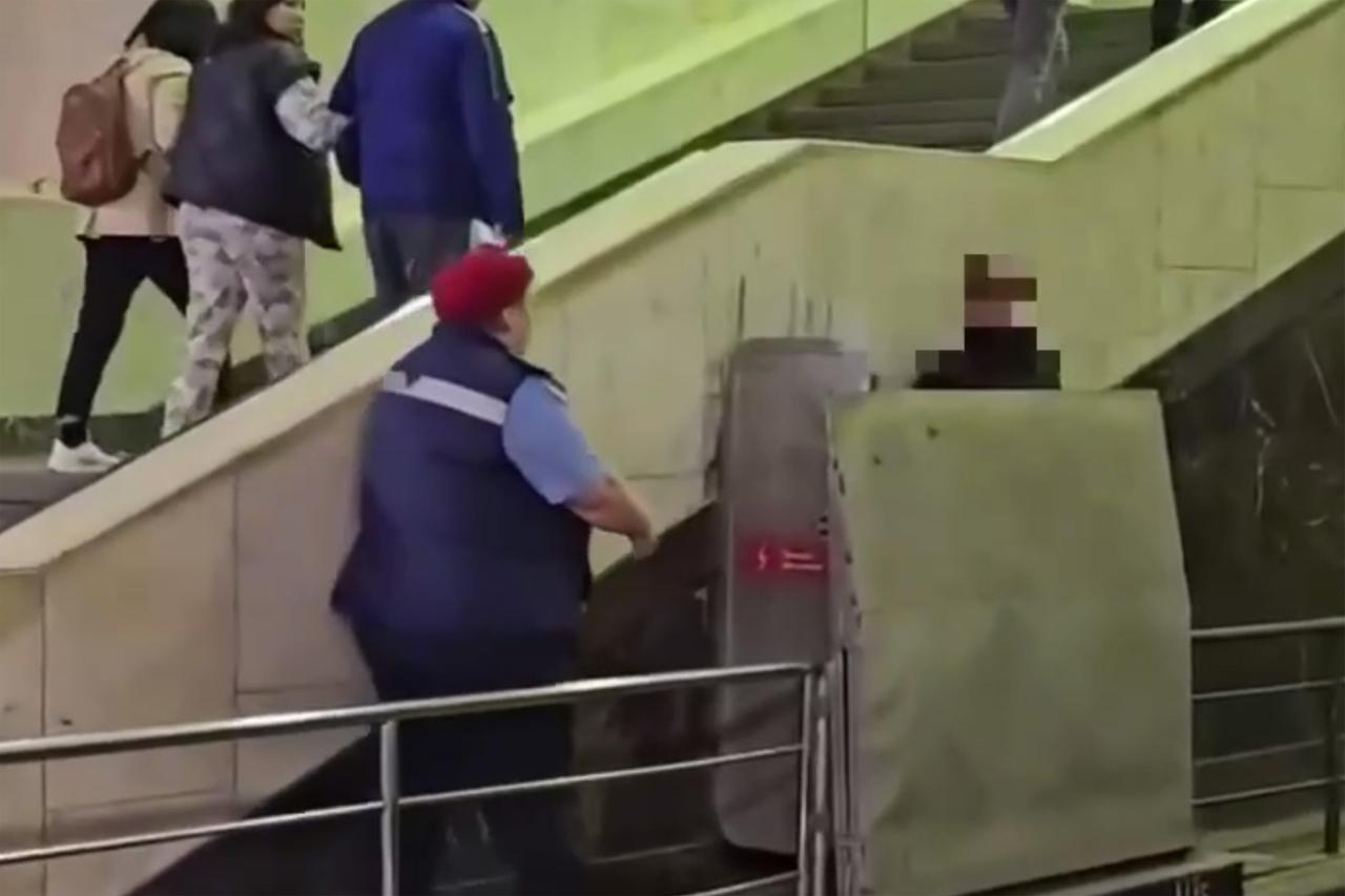 Пассажир справил нужду в метро и попал на видео