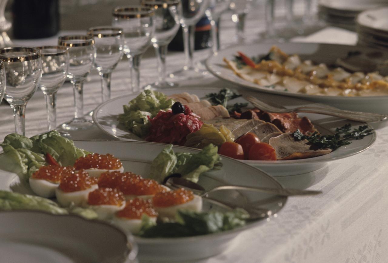 Меню московского ресторана из 90-х заинтересовало россиян