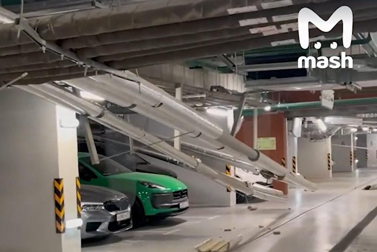 Последствия обрушения труб на парковке московского ЖК попали на видео