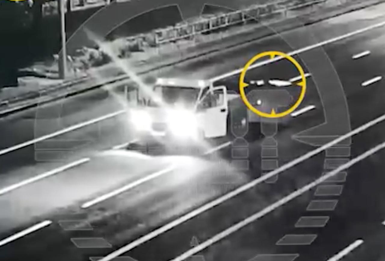 Девушка без сознания выпала из кабины грузовика в Москве и попала на видео