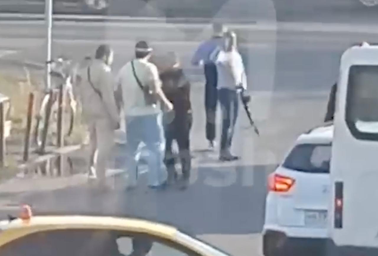 Вооруженный огнестрелом участник уличного конфликта в Подмосковье попал на видео