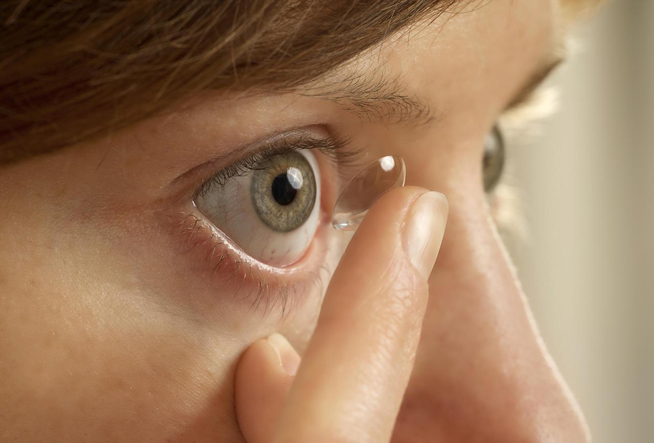 Офтальмолог развеяла популярные мифы о контактной коррекции зрения