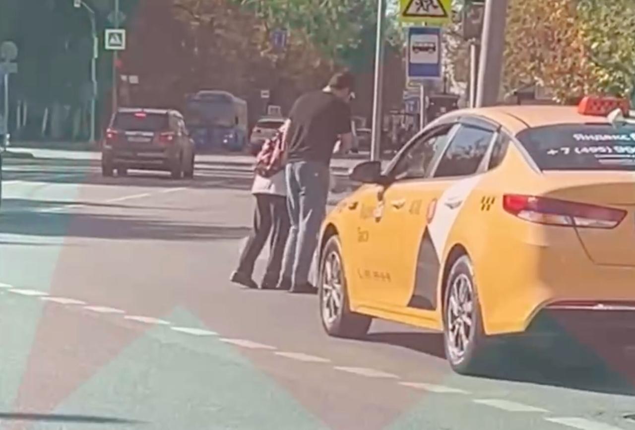Поступок таксиста на дороге в Москве восхитил пользователей сети
