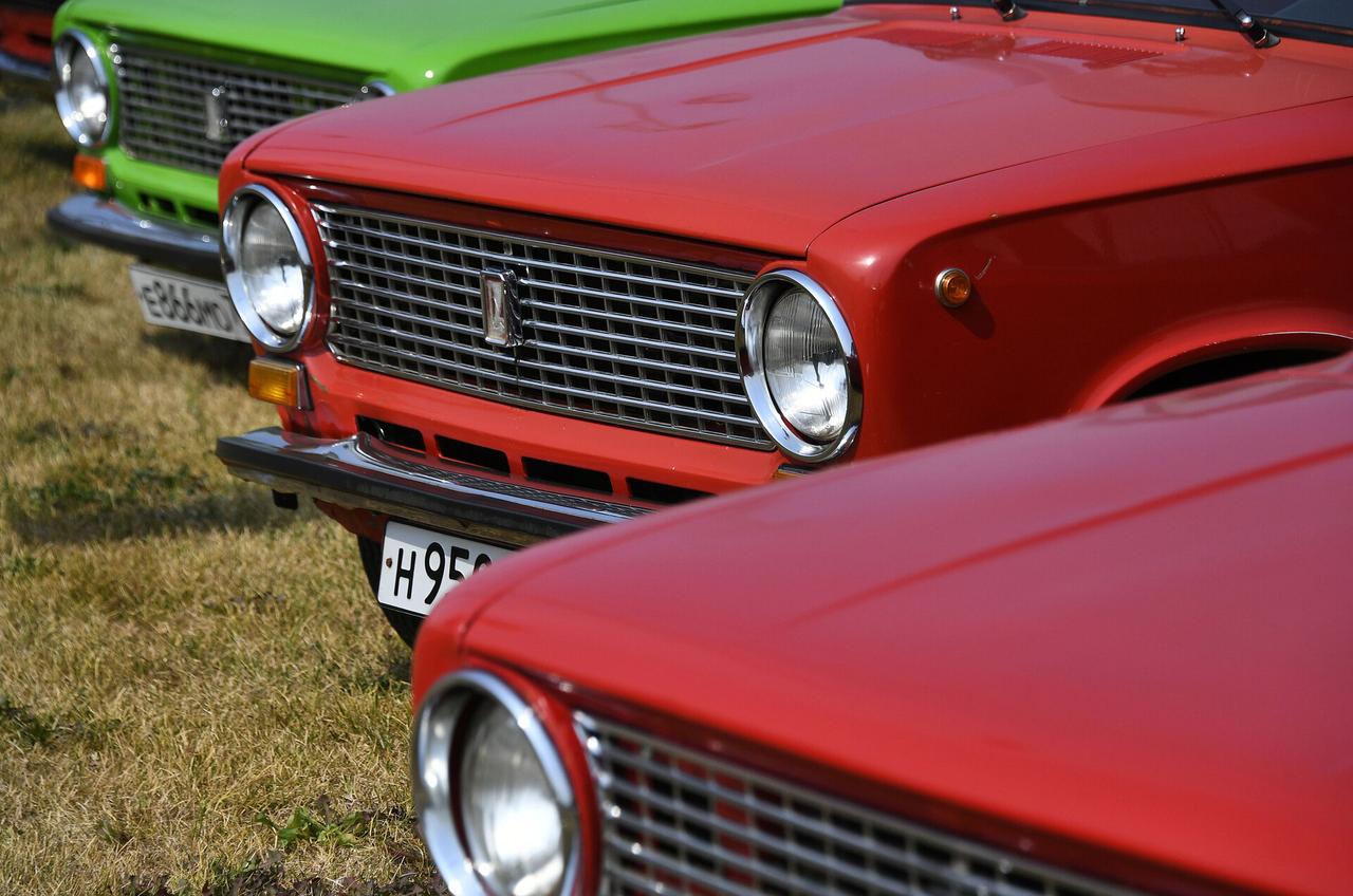 Москвичи сравнили машины времен СССР с пасхальными яйцами