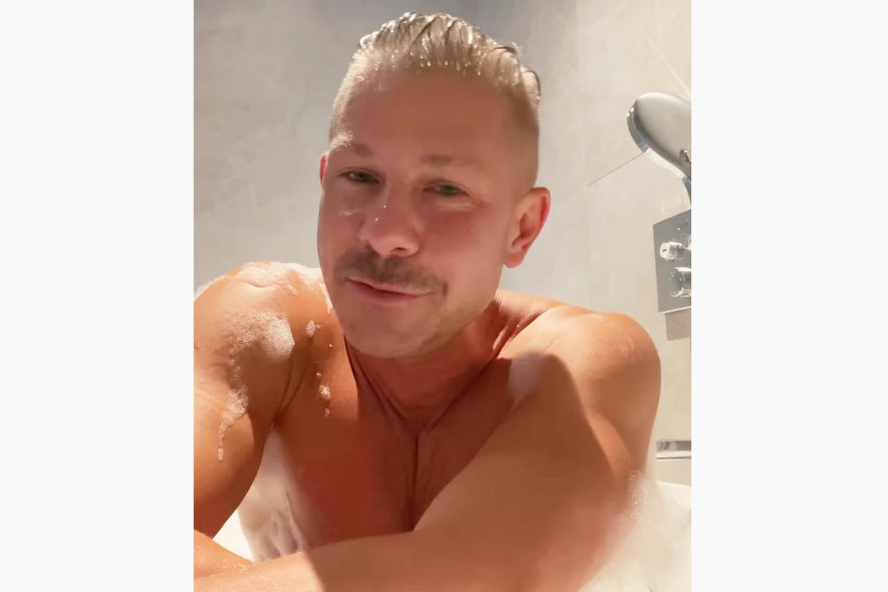 Митя Фомин опубликовал видео из душа