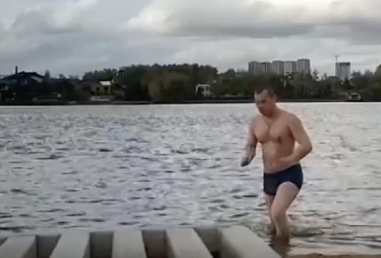 Раздетый мужчина устроил заплыв в московском водоеме и попал на видео