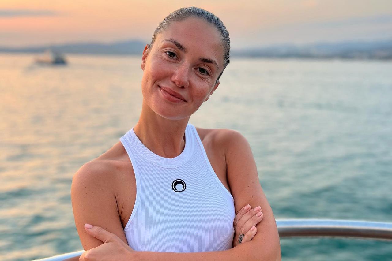 34-летняя Агата Муцениеце показала лицо без макияжа и восхитила россиян