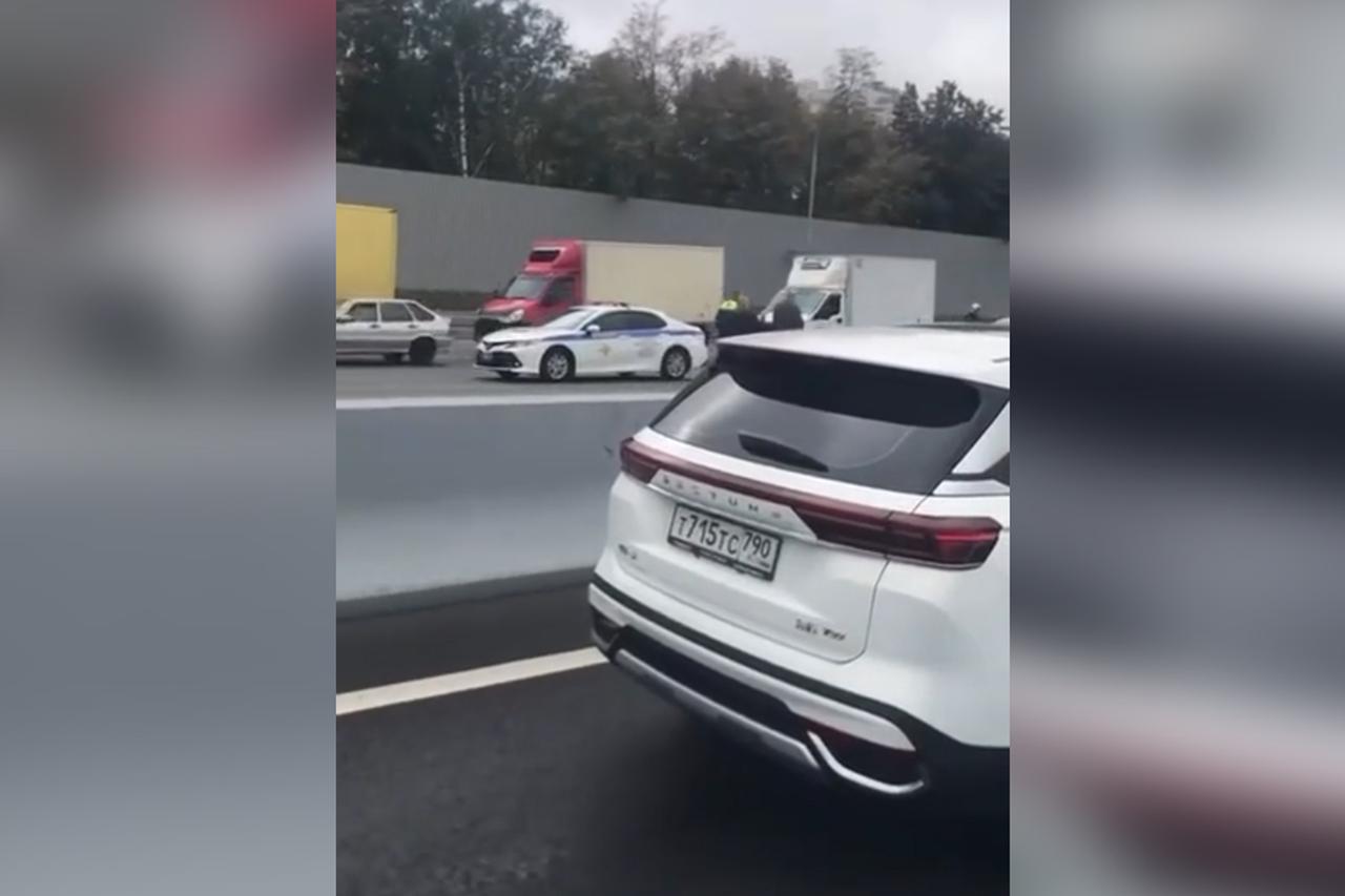 Последствия массового ДТП на МКАД попали на видео