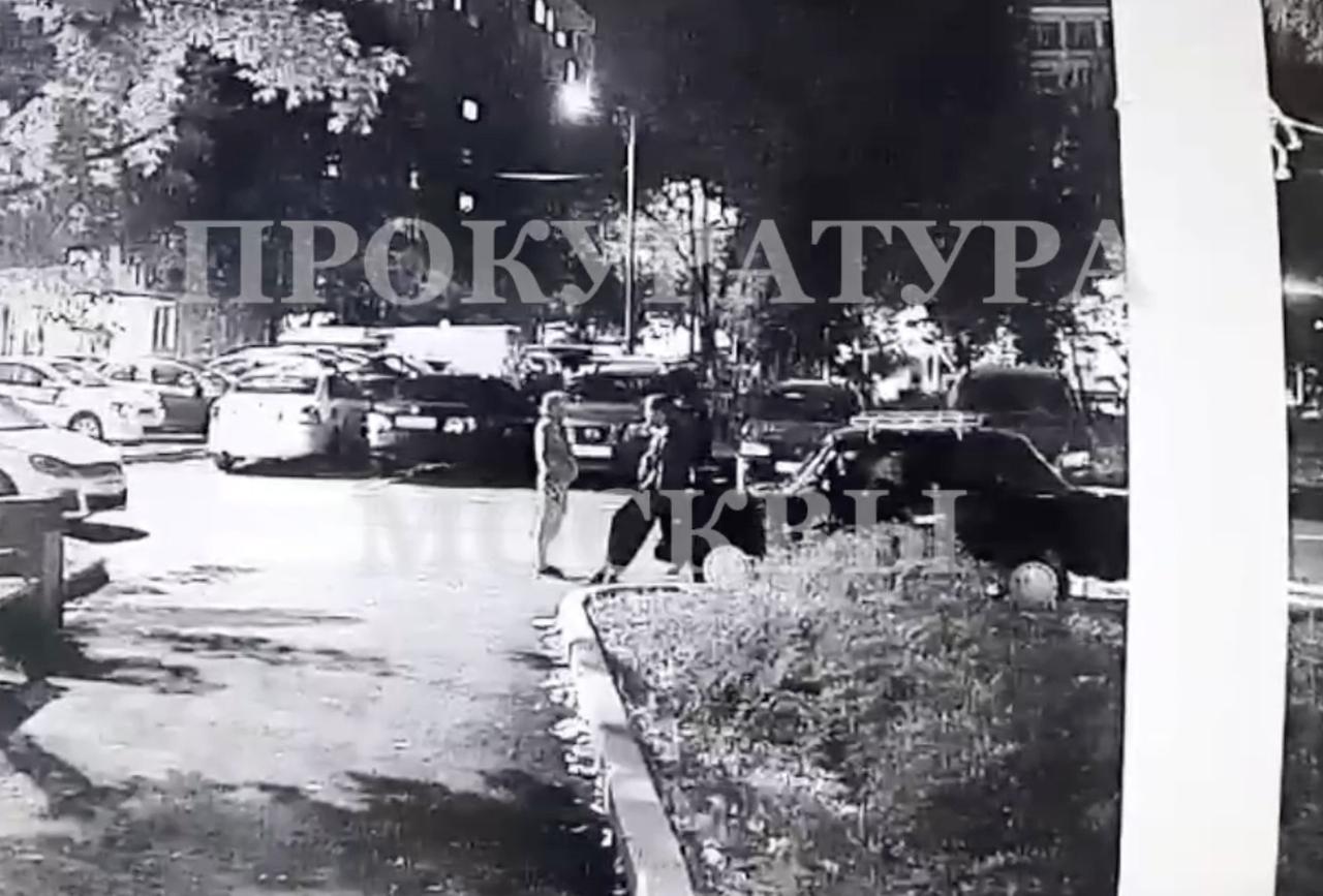 Смерть зажатой между автомобилями москвички попала на видео