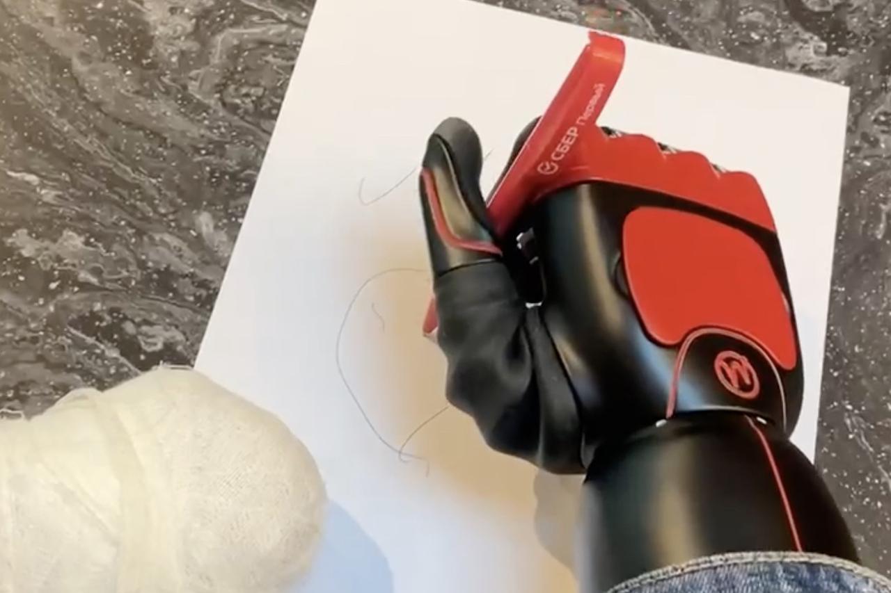 Роман Костомаров показал процесс письма протезом руки