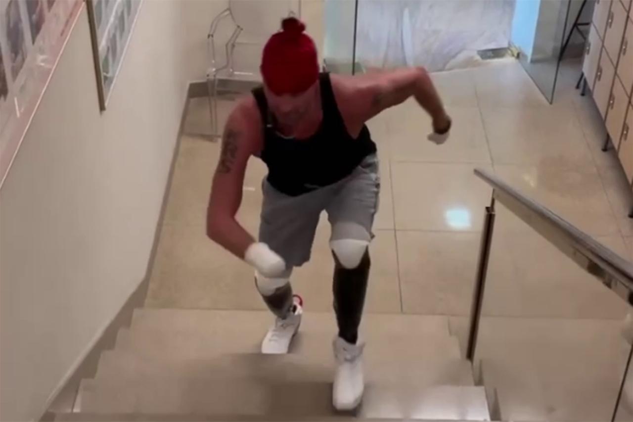 Костомаров записал видео спортивной ходьбы по лестнице в протезах