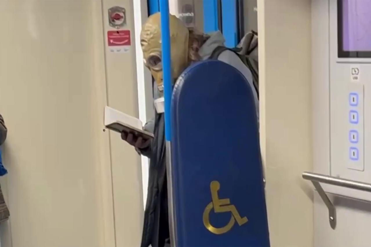 Пассажир в противогазе в московском метро попал на видео