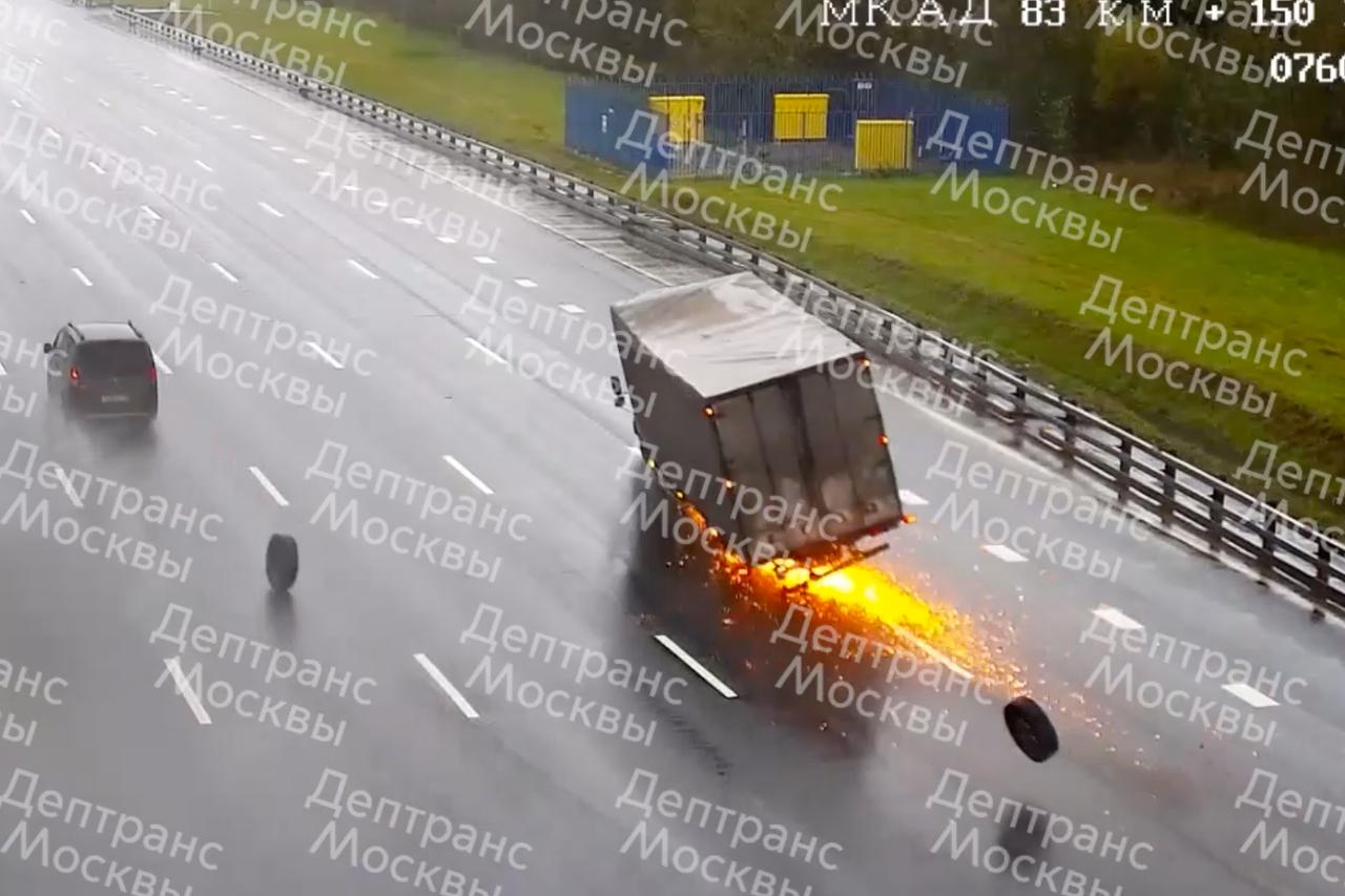 Опрокинувшийся на МКАД грузовик попал на видео