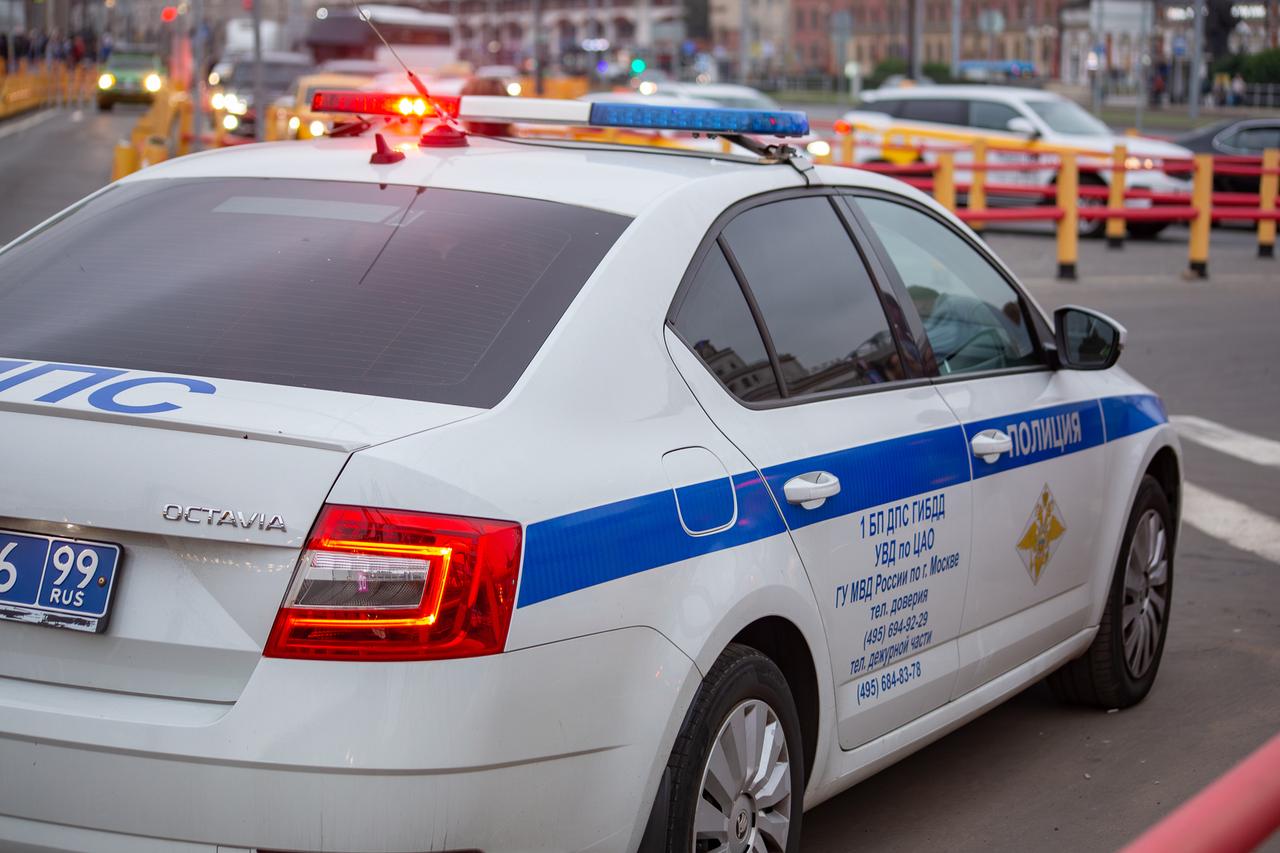 В Подмосковье Mercedes въехал в винный магазин и загорелся