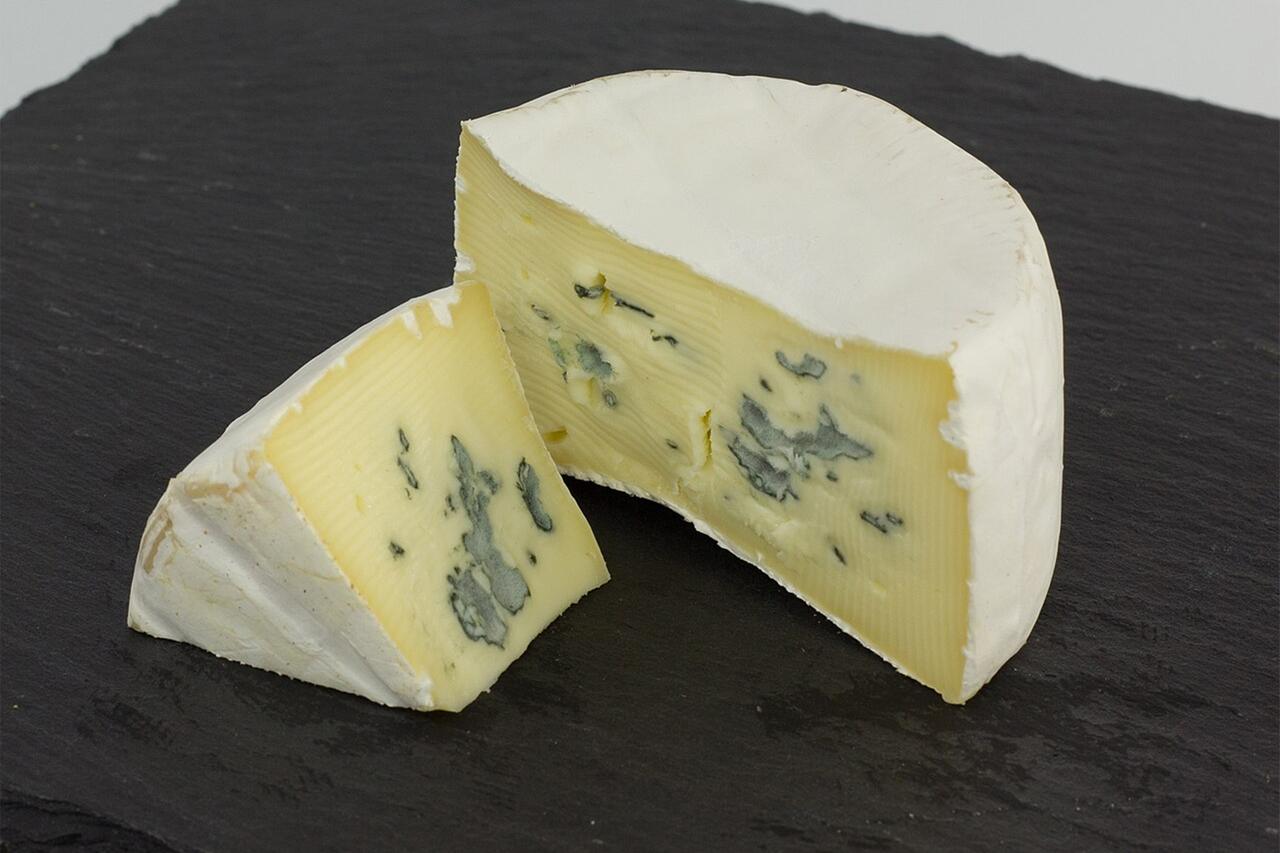 Роспотребнадзор дал советы по выбору сыра с плесенью