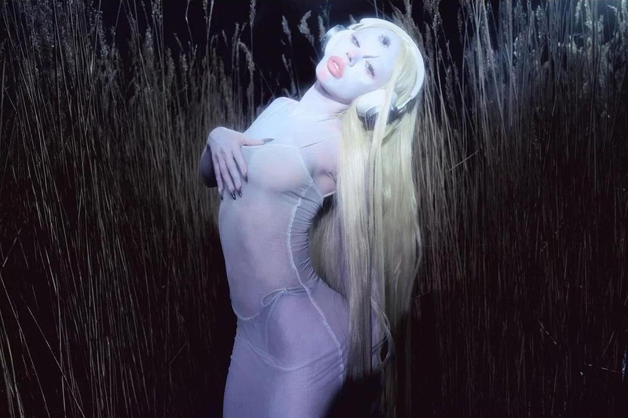 Инстасамка сфотографировалась в прозрачном платье и восхитила пользователей сети