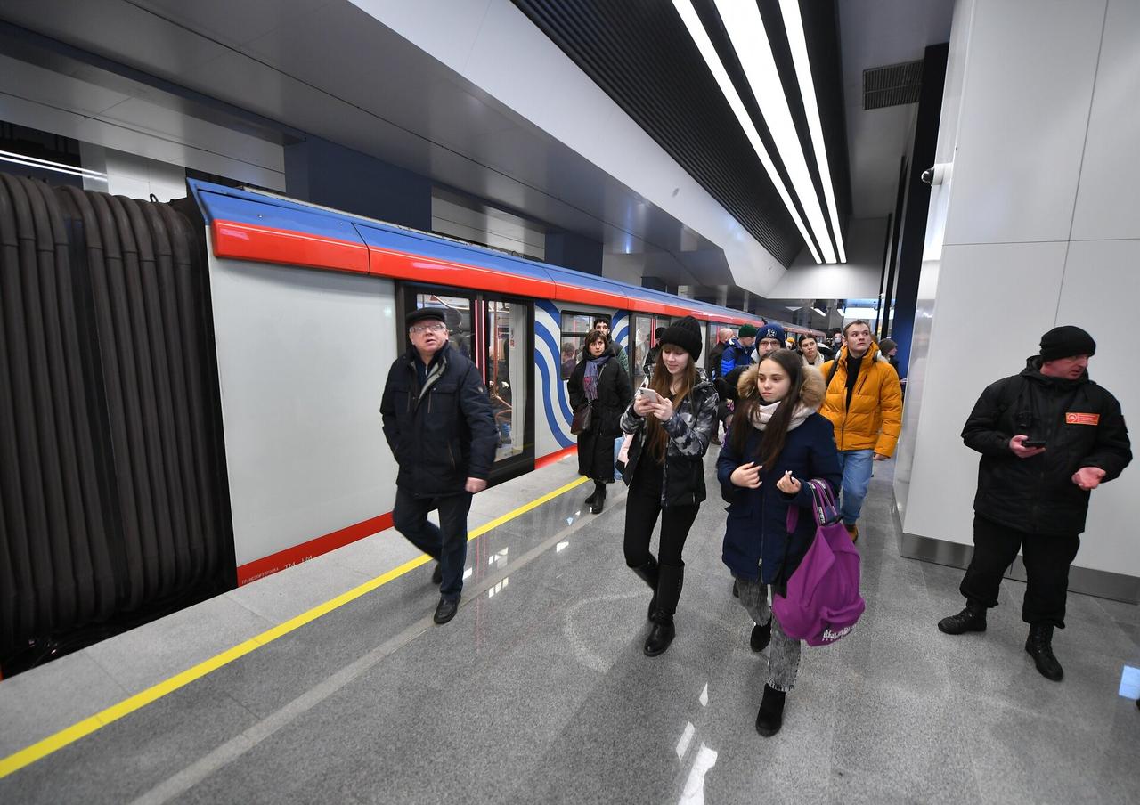 Мужчина закурил сигарету в вагоне московского метро и попал на видео