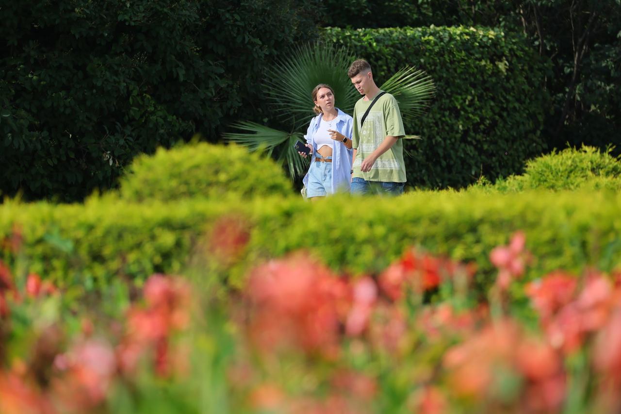 Названо самое популярное у подростков место встречи в Москве