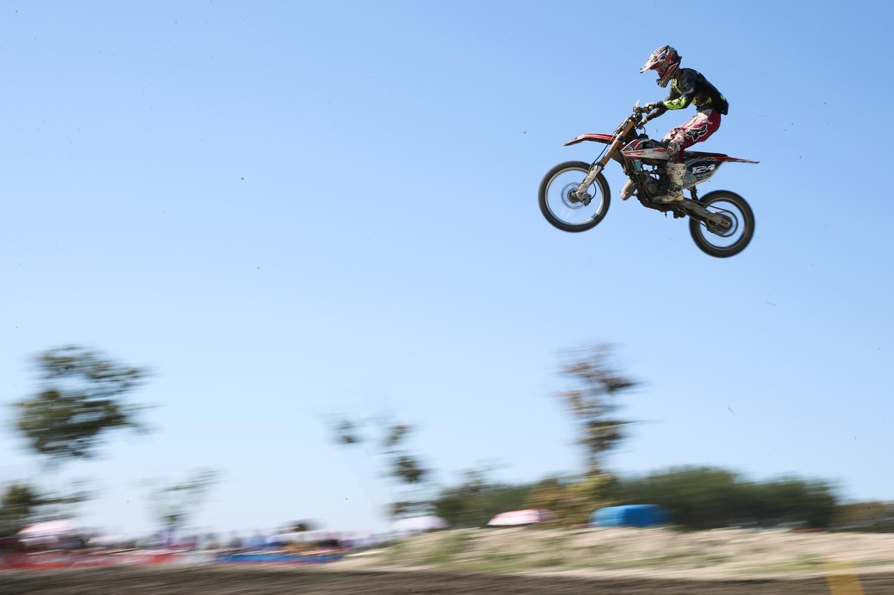 Житель Подмосковья выбрал необычное место для парковки в ЖК и возмутил россиян