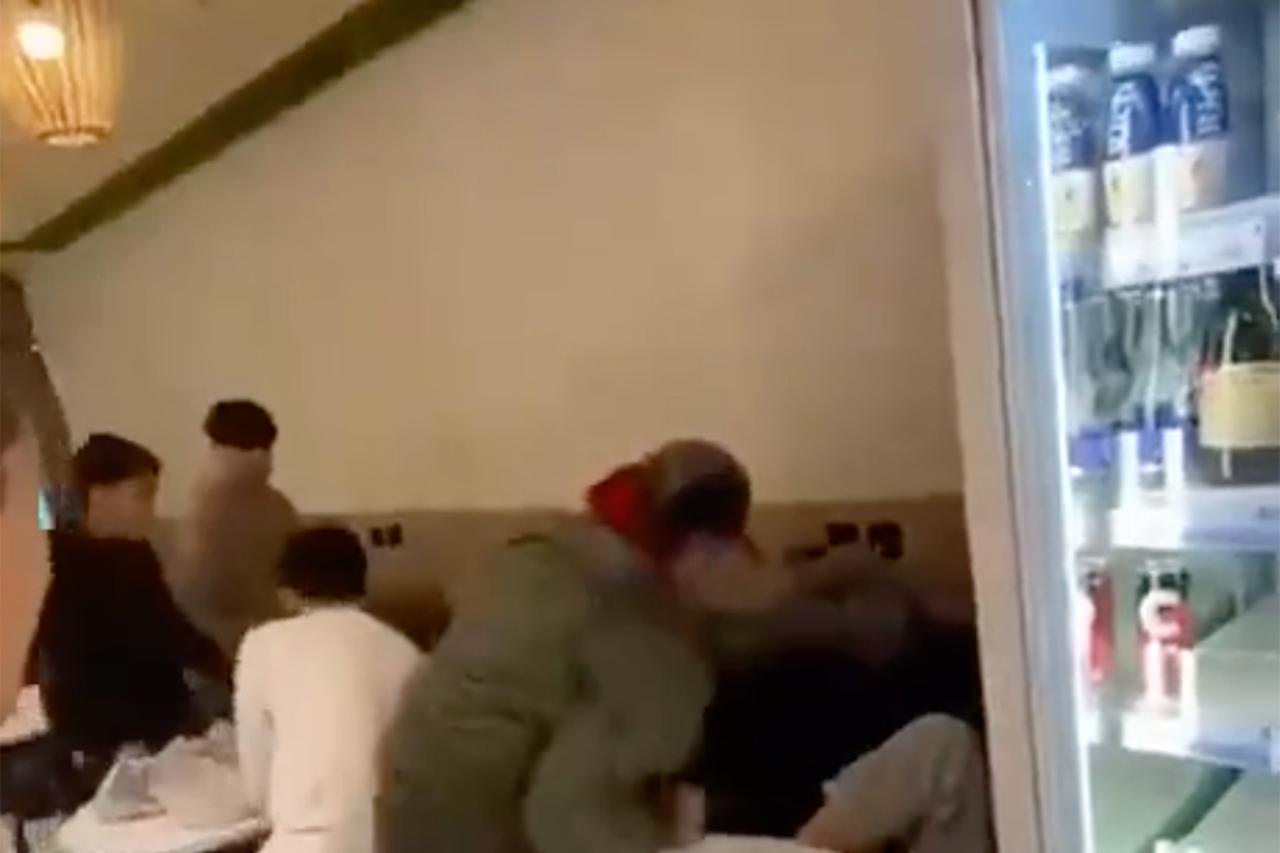 Массовая драка подростков в московском кафе попала на видео