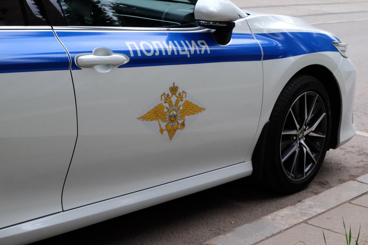 Самокатчик устроил аварию с полицейским автомобилем в Москве