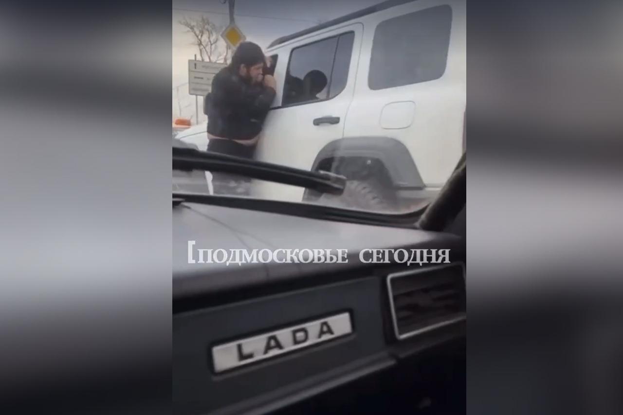 Драка водителей на проезжей части в Подмосковье попала на видео