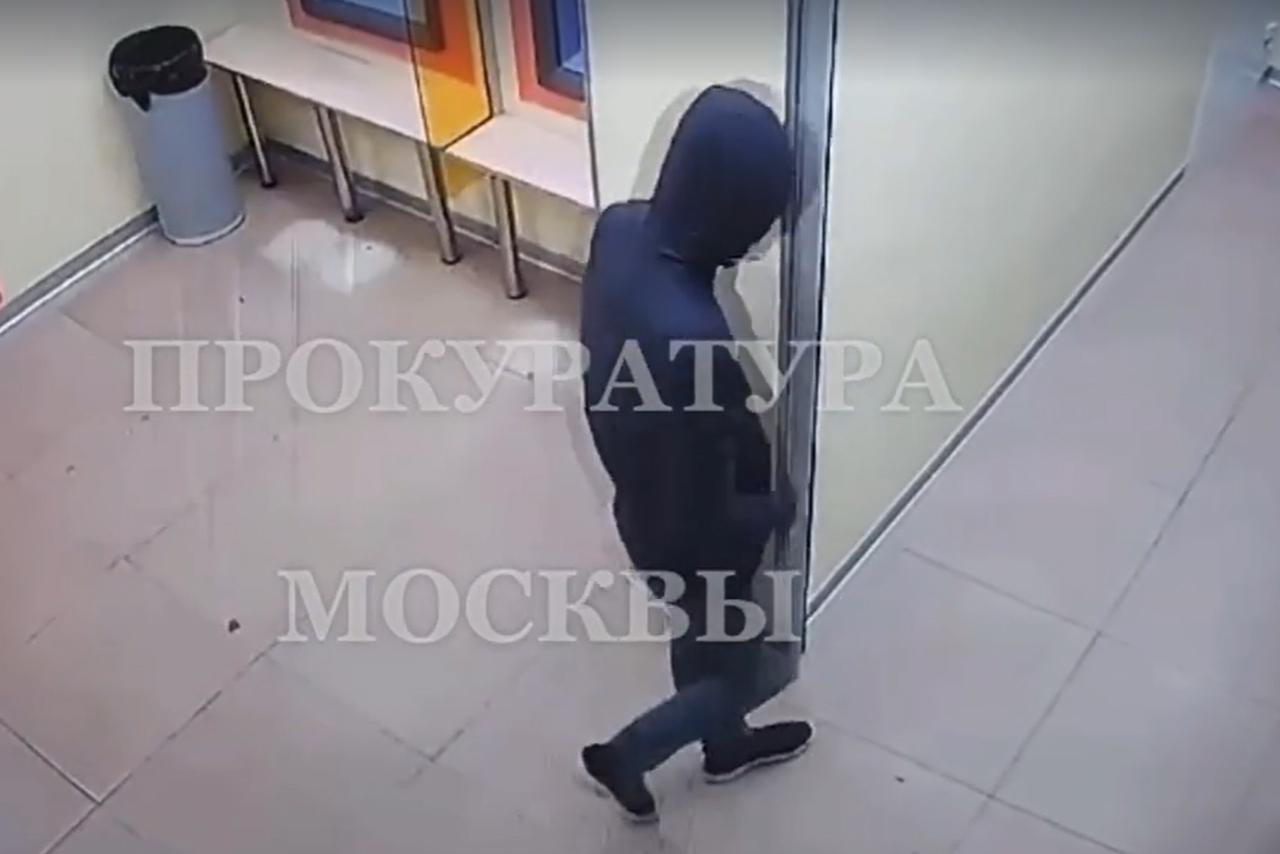 Москвич в маске попытался украсть деньги из банкомата и попал на видео