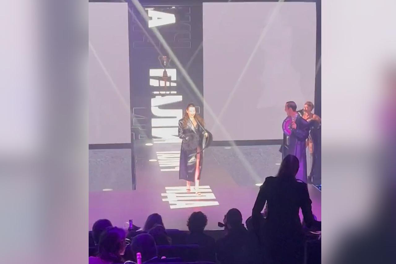 Ида Галич разделась на сцене до белья и попала на видео