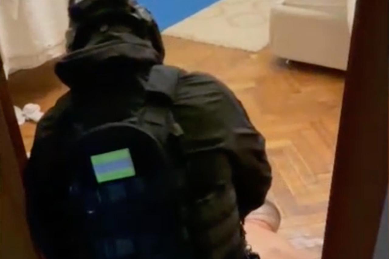 Жесткое задержание ОМОНом серийных домушников в Подмосковье попало на видео