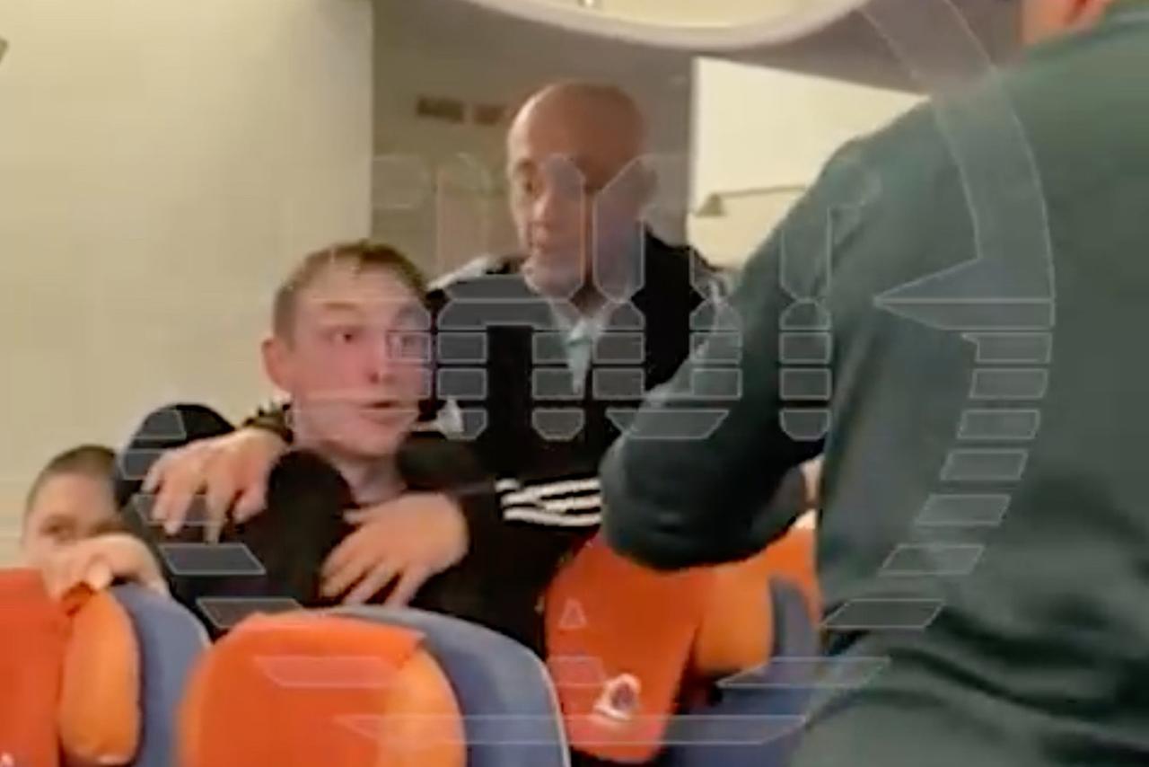 Дебош пассажира на борту рейса Москва — Владивосток попал на видео