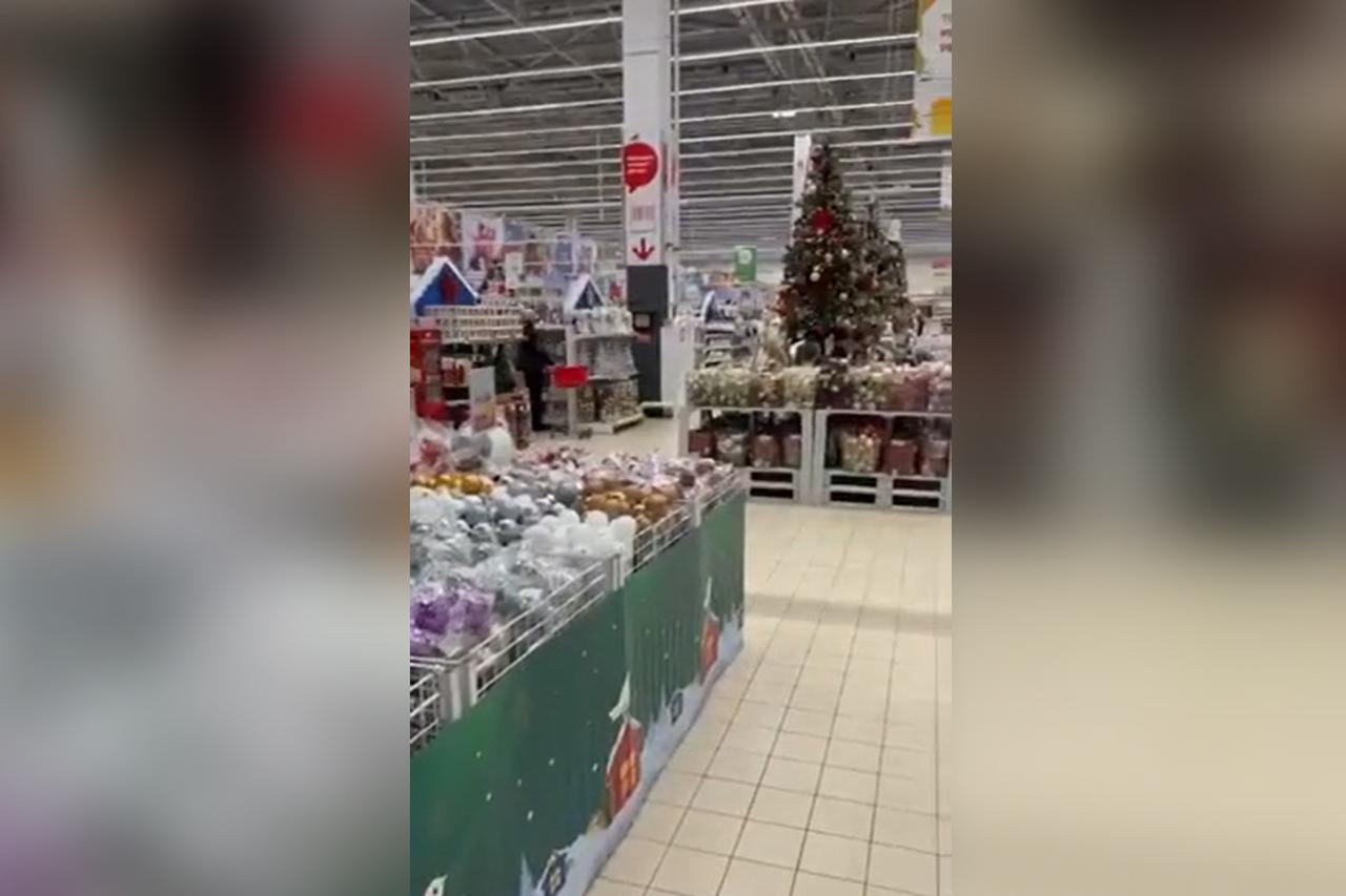 Подготовка столичных магазинов к Новому году попала на видео