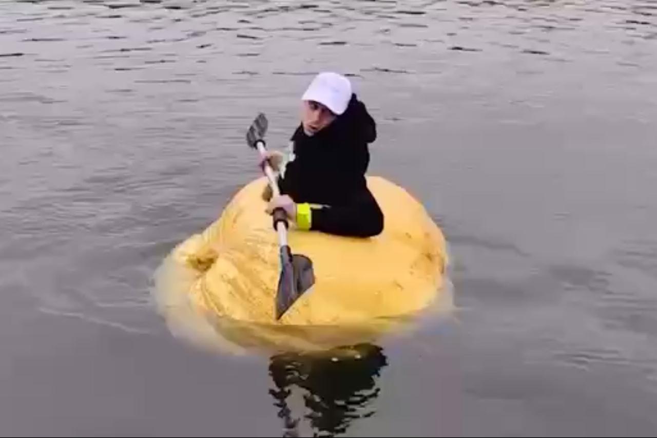 Мужчина переплыл Москву-реку на гигантском овоще и попал на видео