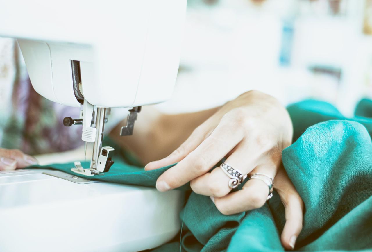 Российская пряха назвала причины покупать созданную вручную одежду