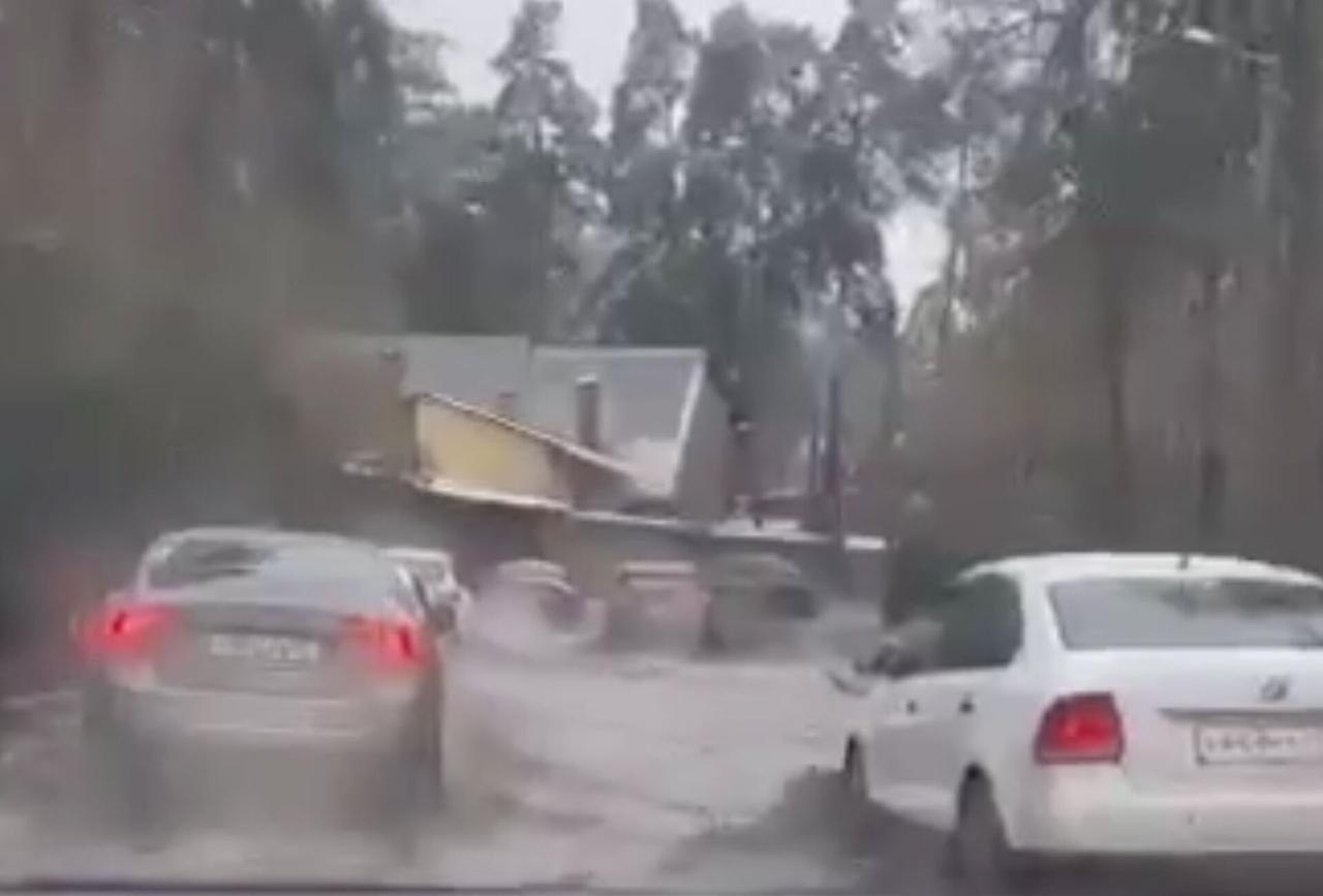 В Подмосковье на видео попала затопленная растаявшим снегом проезжая часть