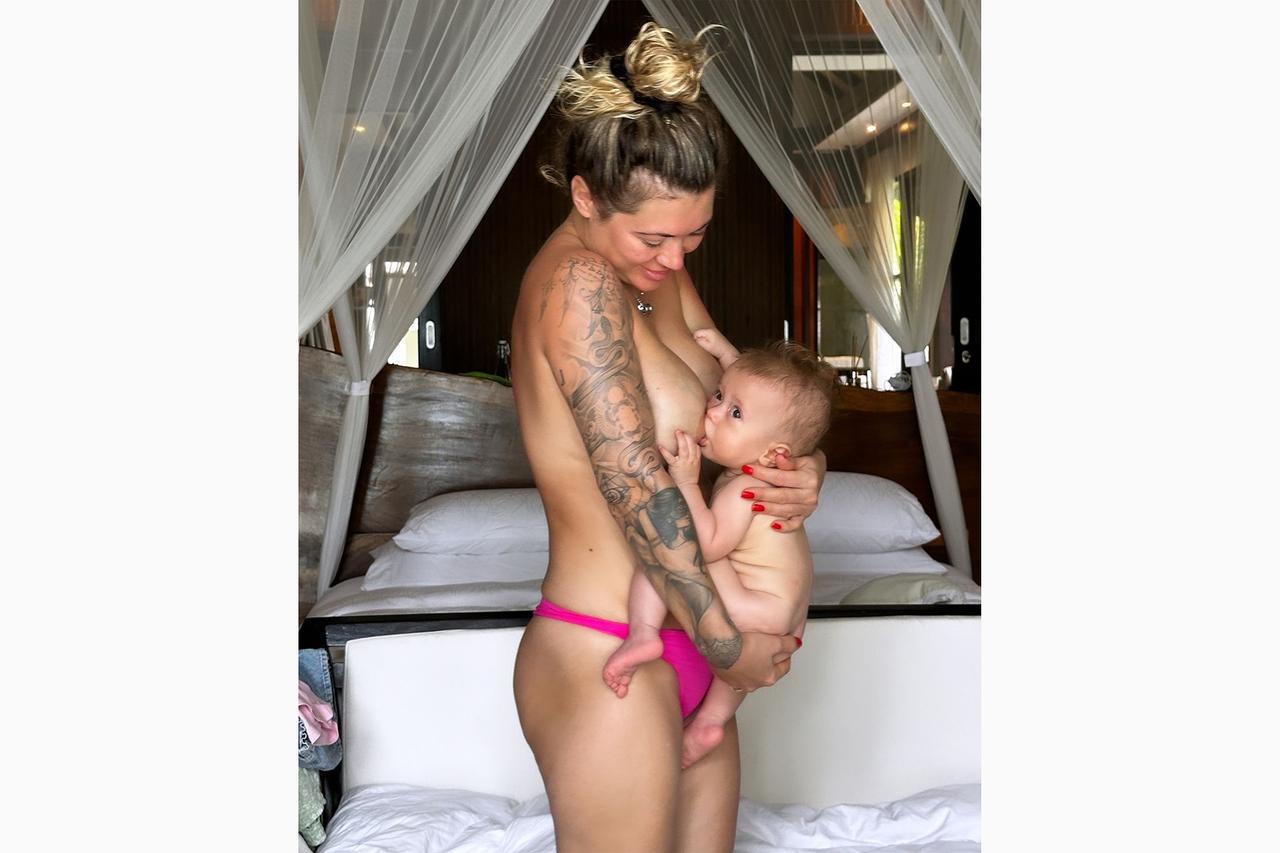 Жена популярного комика опубликовала фото топлес