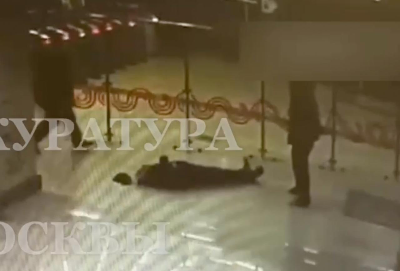 Нокаут в вестибюле станции московского метро попал на видео