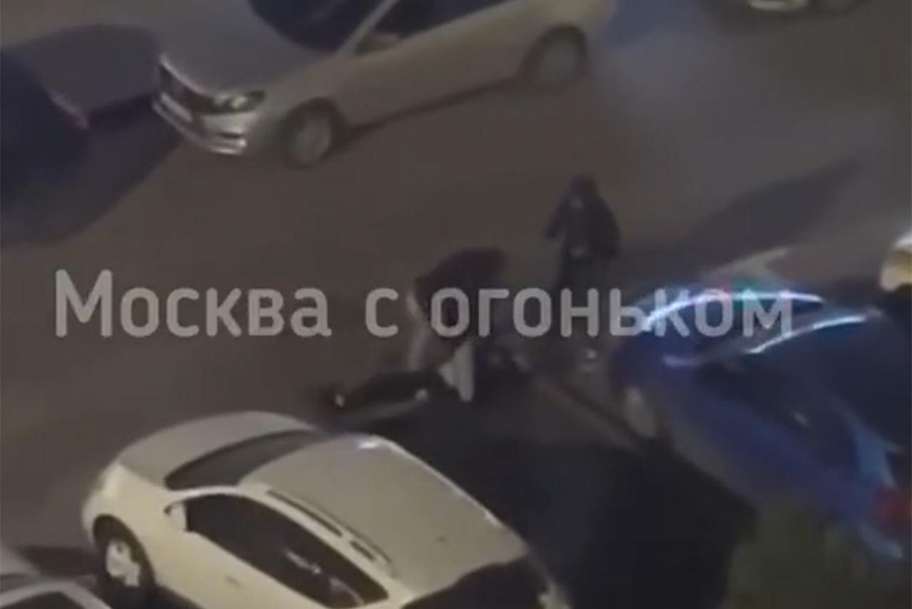 Драка во дворе московского ЖК попала на видео