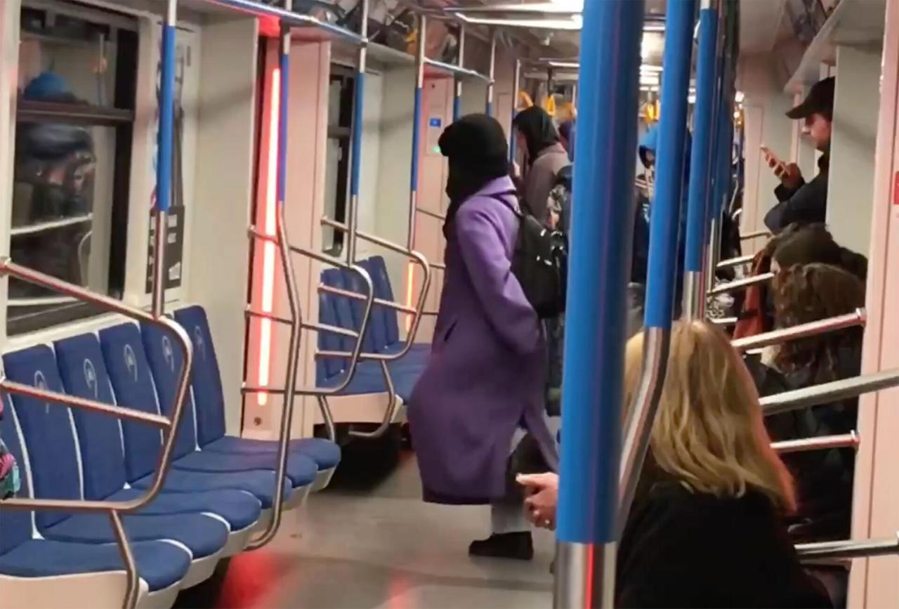 Танцы пассажирки московского метро попали на видео и рассмешили россиян
