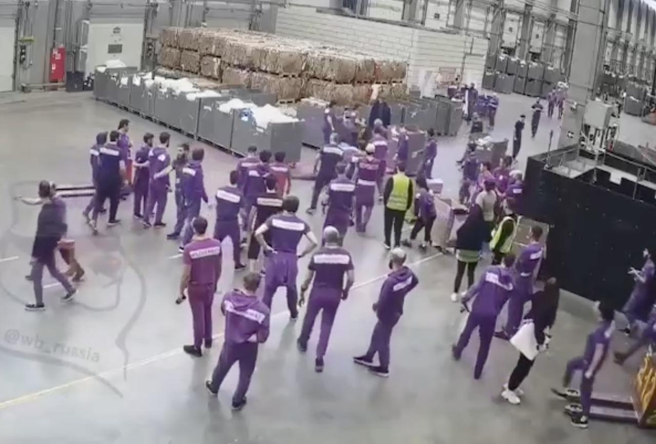 Массовая драка на складе Wildberries в Подмосковье попала на видео