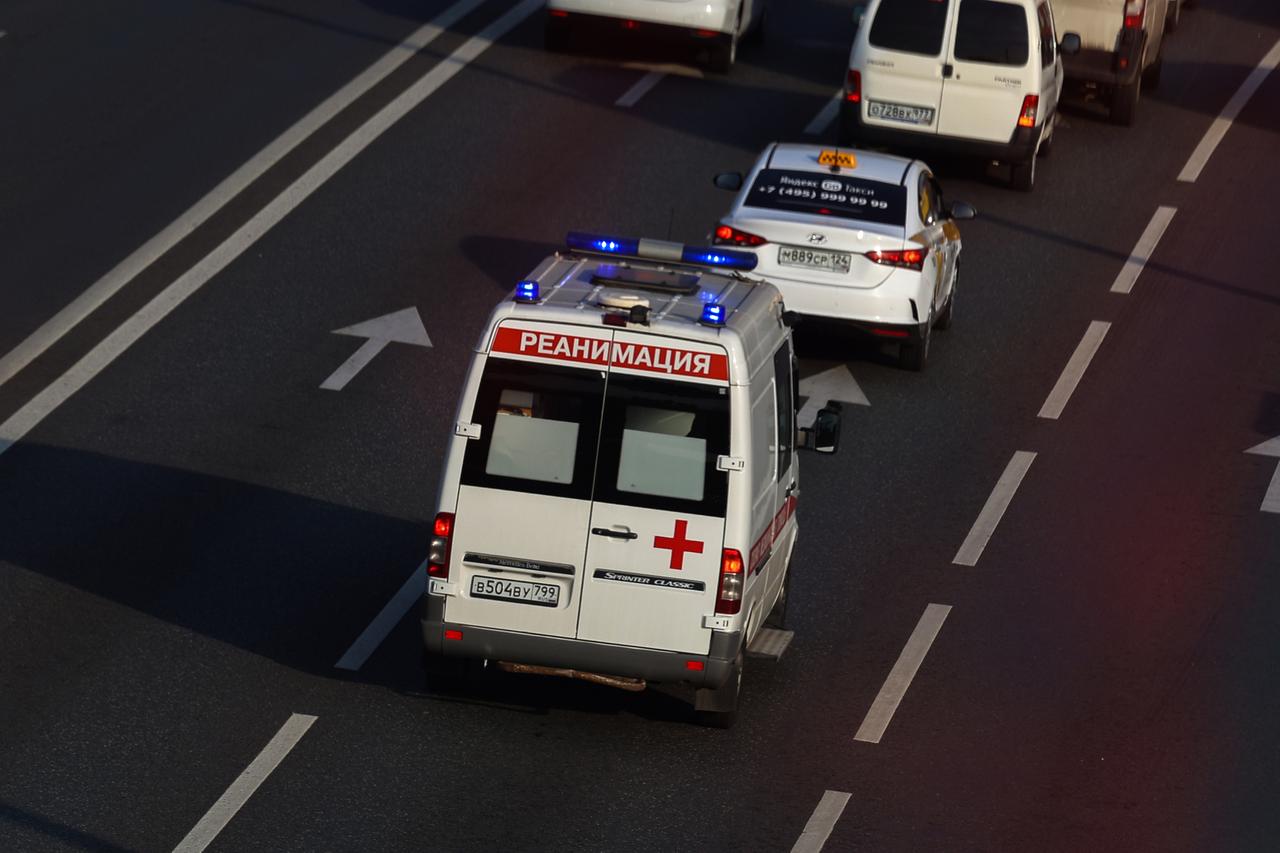 На МКАД грузовик насмерть сбил человека